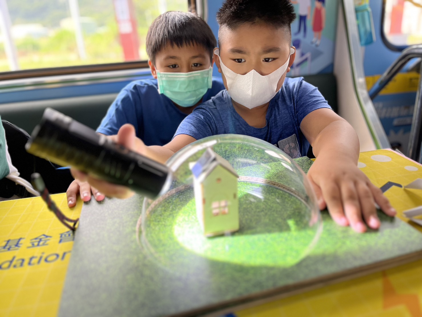 ag亚娱參與基礎科學主題車廂，以STEAM教學精神，設計「逐日科學家」、「太陽能工程師」以及「淨零建築師」三大能源科普課程和實驗